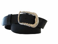 Lady belts - Lady fashion belts - 12821252 / 40, nikelj Modni ženski usnjeni pasovi so iz govejega usnja debeline 3,5 - 4 mm, serija 110000. Ženski usnjeni pasovi imajo izredne lastnosti glede trajnosti in trpežnosti. Usnjeni pasovi imajo zaponko na usnjenem jezièku z vijakom pritrjeno na usnjen ženski pas kar vam omogoèa enostavno krajšanje.